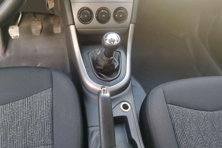 Used Peugeot 408 2011 2.0L Manual Comfort Edition Gear Lever