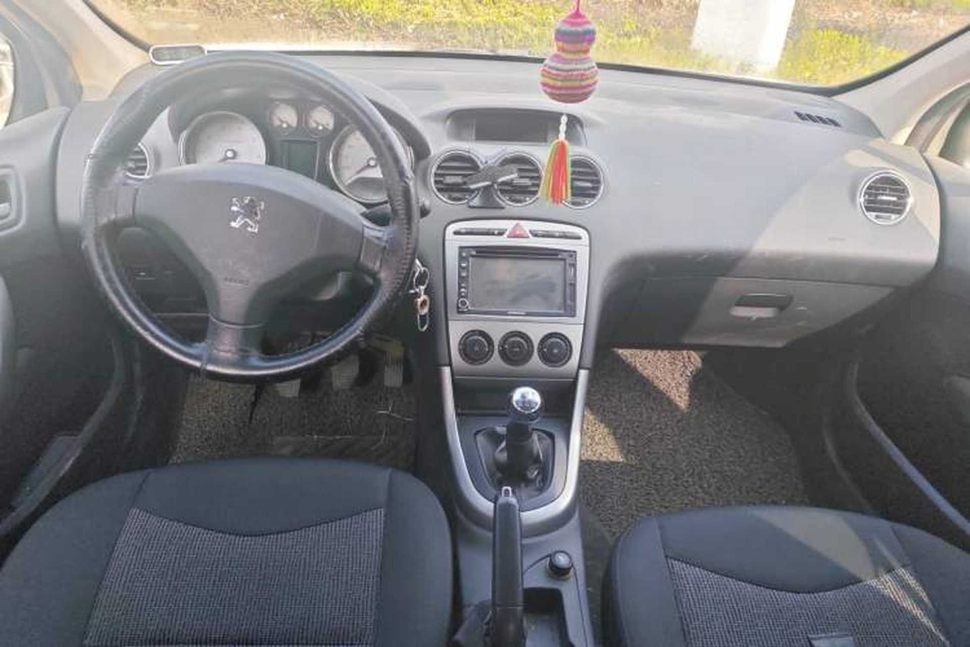 Used Peugeot 408 2011 2.0L Manual Comfort Edition Center Console