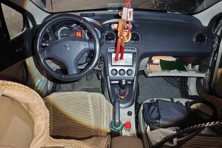Used Peugeot 408 2011 2.0L Manual Comfort Edition Center Console