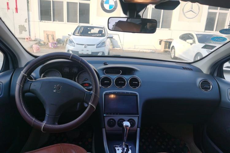Used Peugeot 408 2011 2.0L Automatic Comfort Edition Center Console