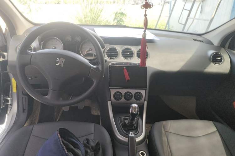 Used Peugeot 408 2011 2.0L Manual Comfort Edition Center Console