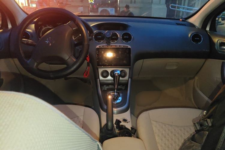 Used Peugeot 408 2011 2.0L Automatic Comfort Edition Center Console