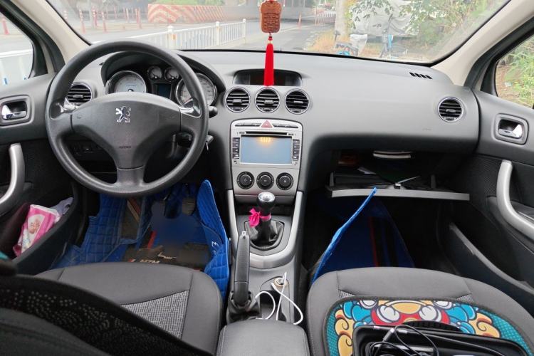 Used Peugeot 408 2011 2.0L Manual Comfort Edition Center Console