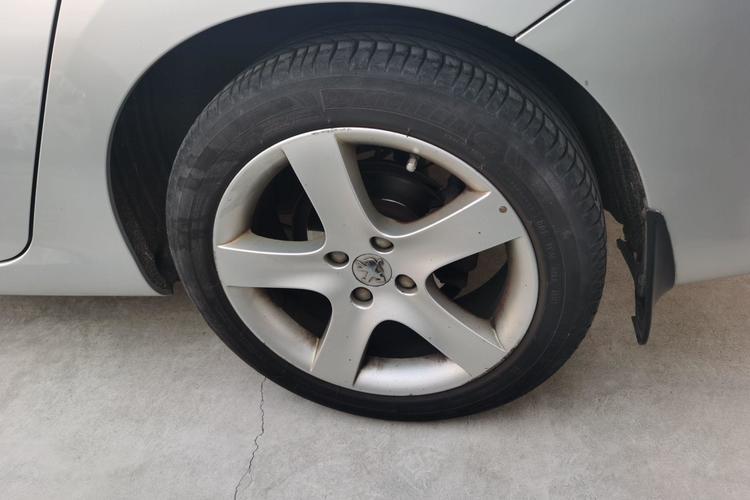 Used Peugeot 408 2011 2.0L Automatic Comfort Edition Left Rear Wheel Hub