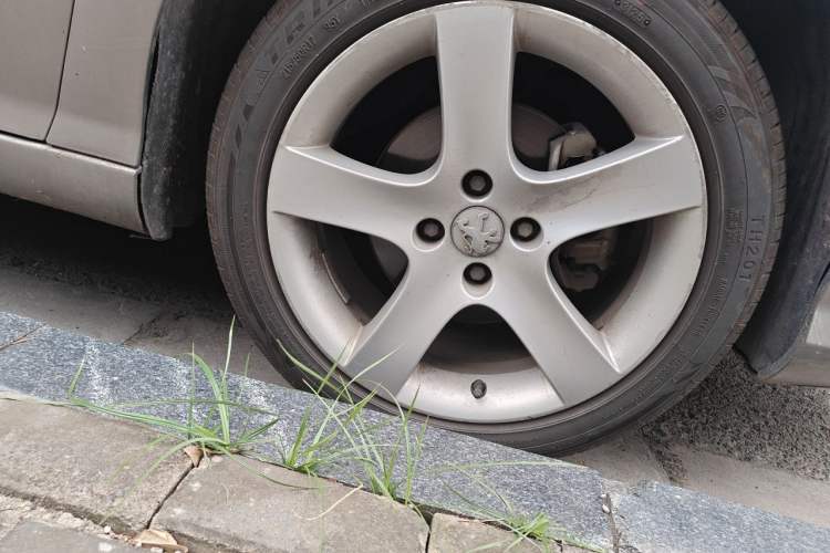 Used Peugeot 408 2011 2.0L Manual Comfort Edition Right Front Wheel Hub