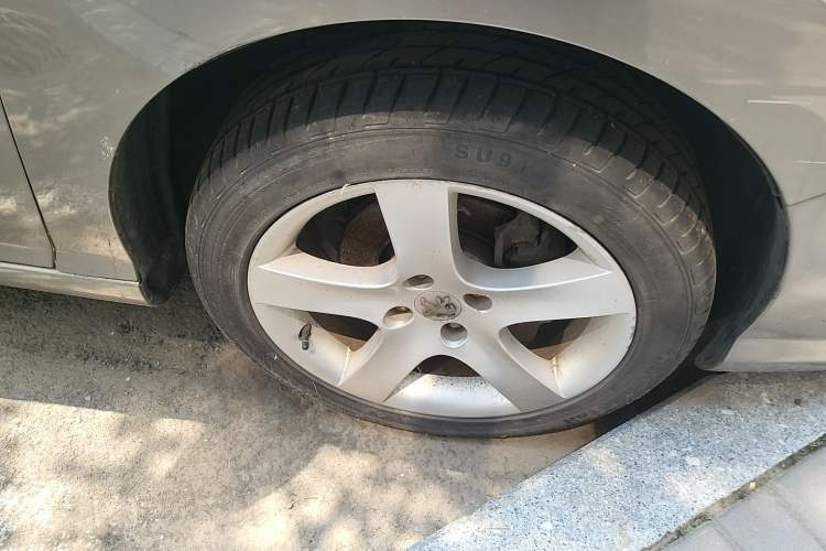 Used Peugeot 408 2011 2.0L Automatic Comfort Edition Right Front Wheel Hub
