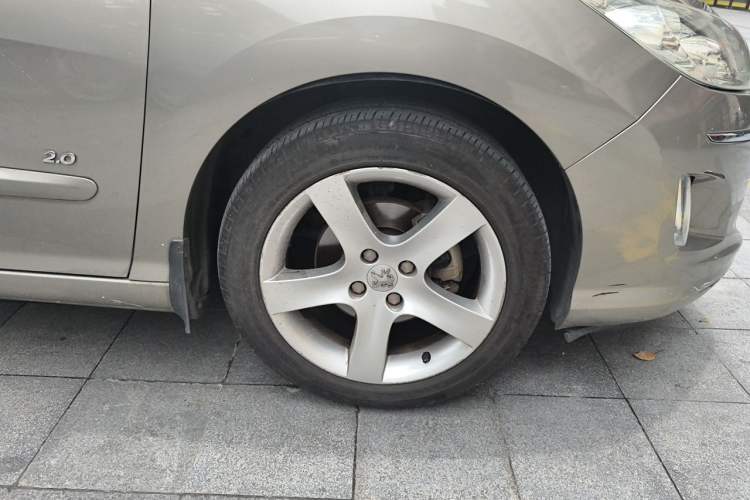 Used Peugeot 408 2011 2.0L Automatic Comfort Edition Right Front Wheel Hub