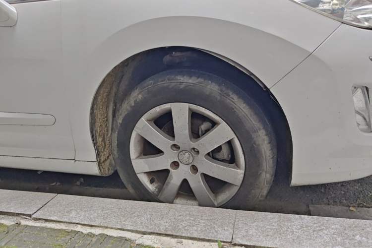 Used Peugeot 408 2011 1.6L Manual Comfort Edition Right Front Wheel Hub