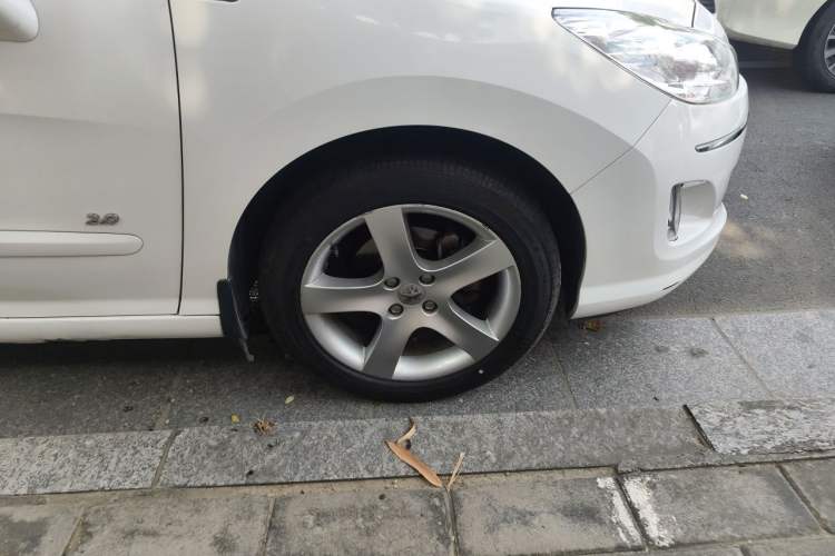 Used Peugeot 408 2011 2.0L Manual Comfort Edition Right Front Wheel Hub