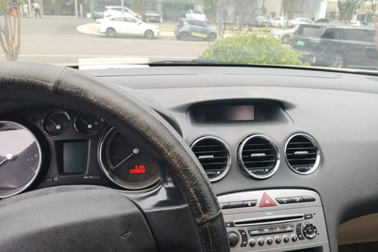Used Peugeot 408 2011 2.0L Automatic Comfort Edition Center Console