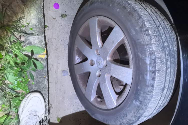 Used Peugeot 408 2013 1.6L Automatic Comfort Edition Right Front Wheel Hub
