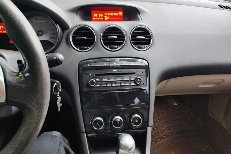 Used Peugeot 408 2013 1.6L Automatic Comfort Edition Audio And AC Panel