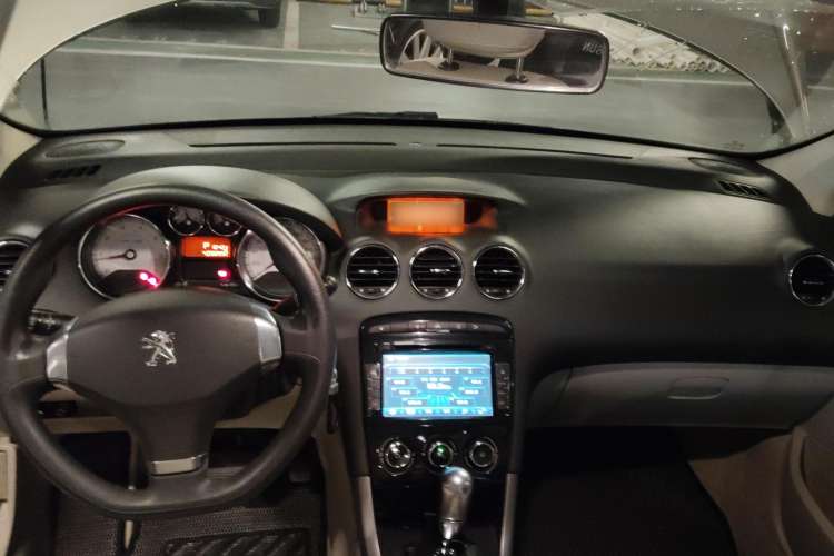 Used Peugeot 408 2013 2.0L Automatic Comfort Edition Center Console