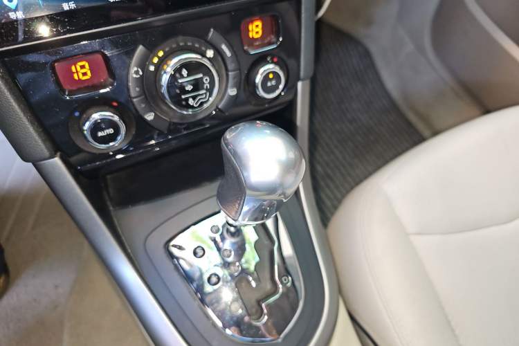 Used Peugeot 408 2013 2.0L Automatic Luxury Edition Gear Lever