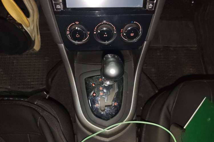 Used Peugeot 408 2013 2.0L Automatic Comfort Edition Gear Lever