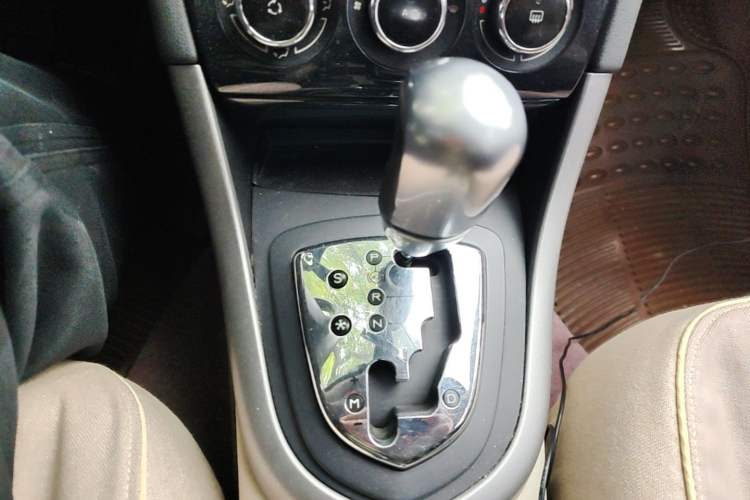 Used Peugeot 408 2013 1.6L Automatic Comfort Edition Gear Lever