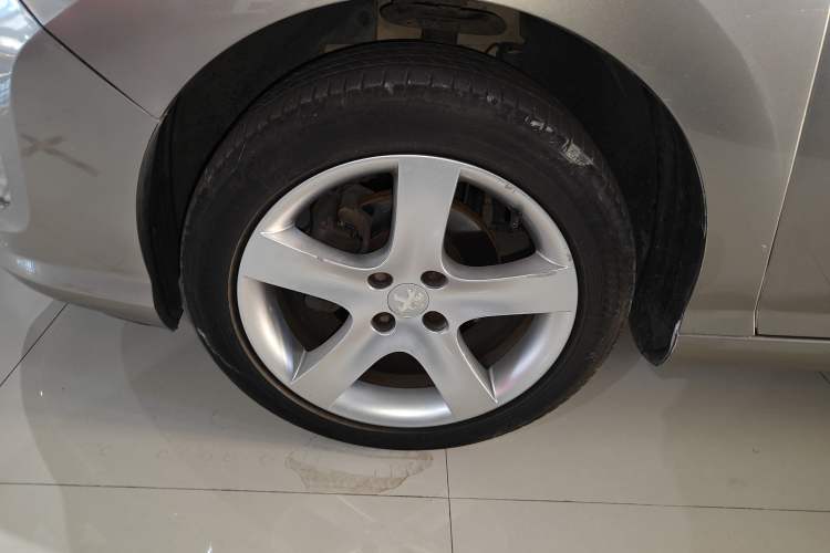 Used Peugeot 408 2013 2.0L Automatic Comfort Edition Left Front Wheel Hub