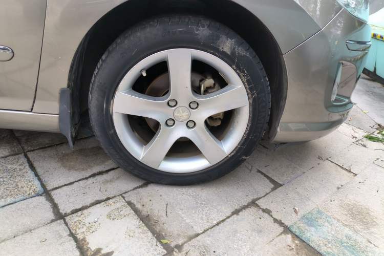 Used Peugeot 408 2013 2.0L Automatic Luxury Edition Right Front Wheel Hub