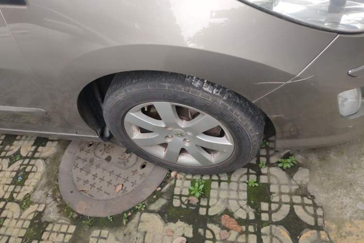 Used Peugeot 408 2013 1.6L Manual Comfort Edition Right Front Wheel Hub