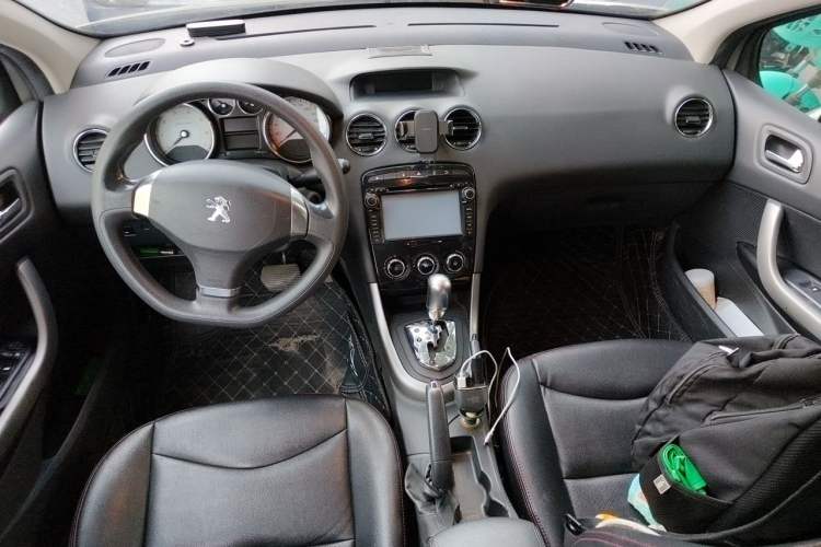 Used Peugeot 408 2013 2.0L Automatic Comfort Edition Center Console