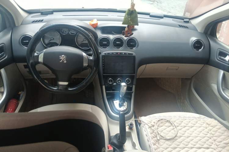 Used Peugeot 408 2013 2.0L Automatic Comfort Edition Center Console