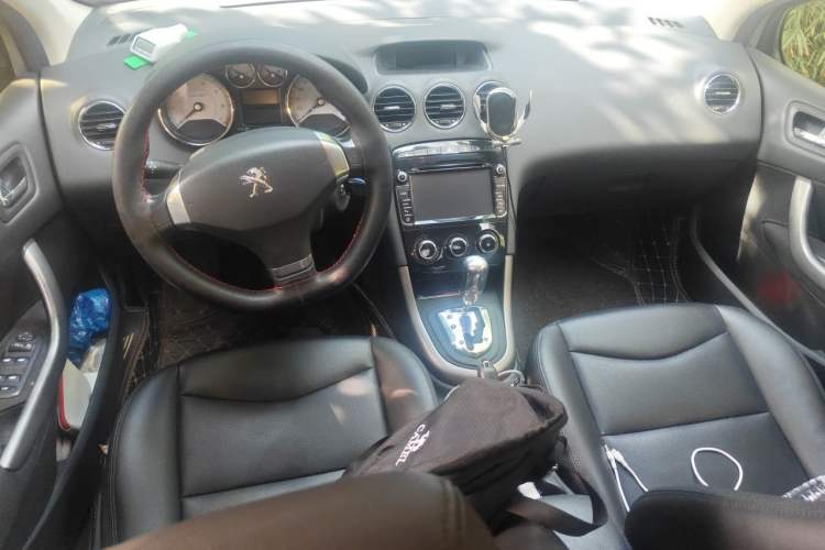 Used Peugeot 408 2013 1.6L Automatic Comfort Edition Center Console