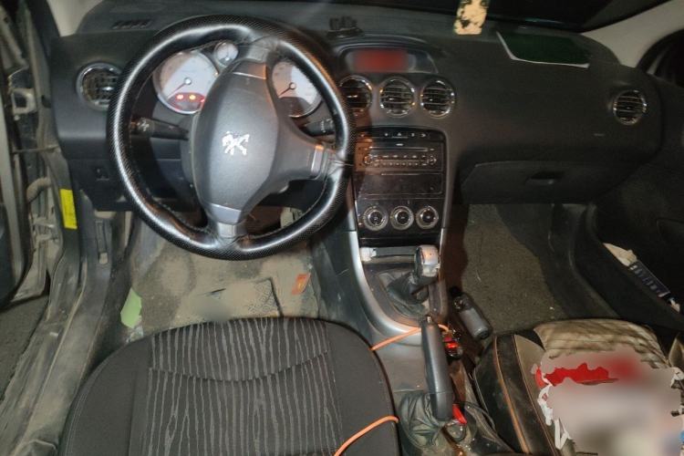 Used Peugeot 408 2013 2.0L Manual Comfort Edition Center Console