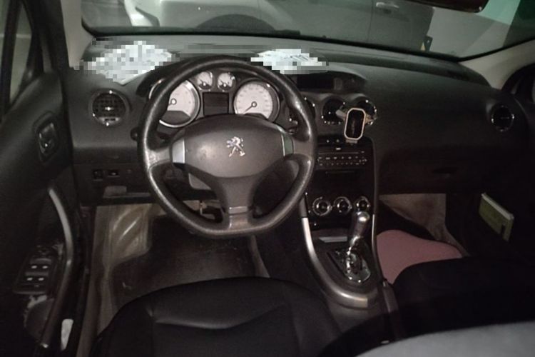Used Peugeot 408 2013 2.0L Automatic Comfort Edition Center Console