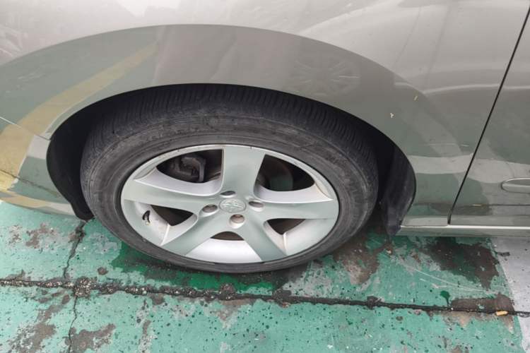 Used Peugeot 408 2013 2.0L Automatic Comfort Edition Left Front Wheel Hub