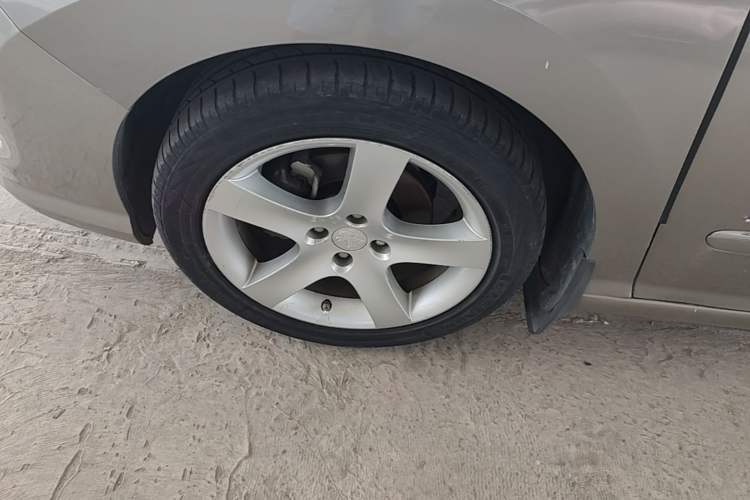 Used Peugeot 408 2013 2.0L Automatic Luxury Edition Left Front Wheel Hub