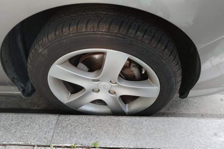 Used Peugeot 408 2013 2.0L Automatic Comfort Edition Right Front Wheel Hub