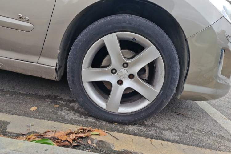 Used Peugeot 408 2013 2.0L Automatic Comfort Edition Right Front Wheel Hub