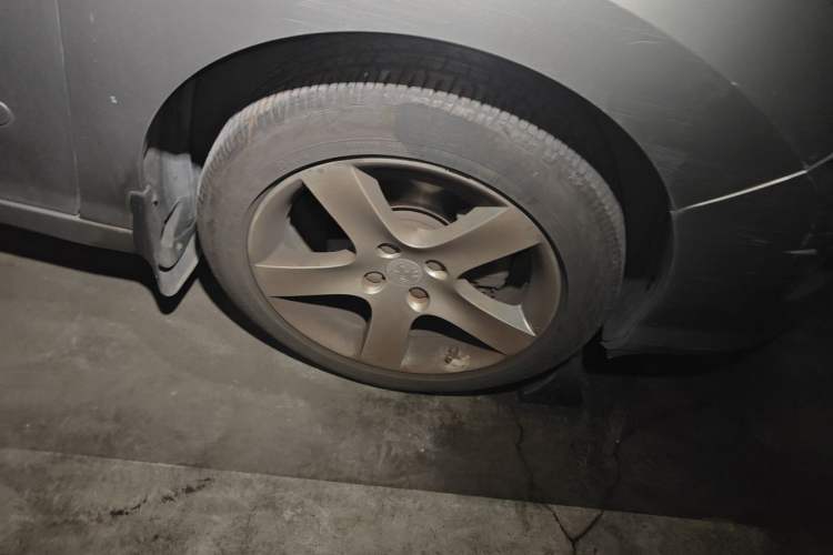 Used Peugeot 408 2013 2.0L Automatic Comfort Edition Right Front Wheel Hub