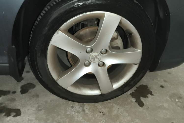 Used Peugeot 408 2013 2.0L Automatic Comfort Edition Right Front Wheel Hub