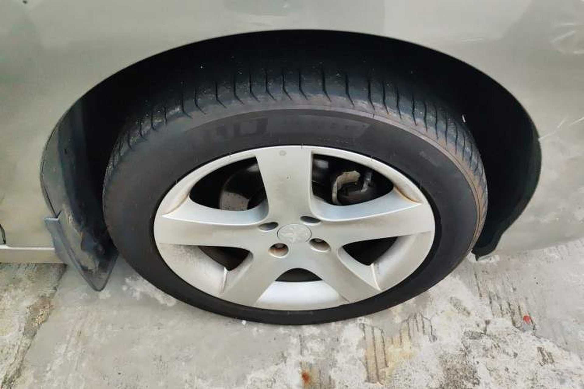 Used Peugeot 408 2013 2.0L Automatic Comfort Edition Right Front Wheel Hub
