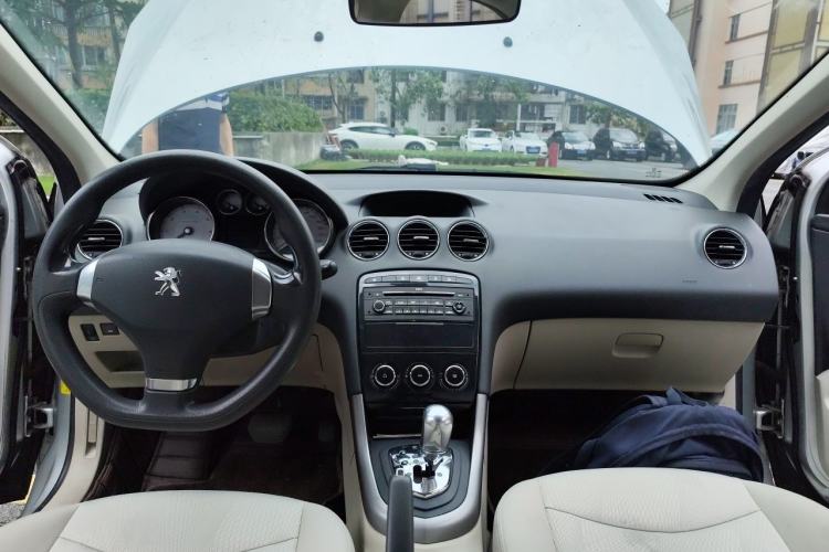 Used Peugeot 408 2013 2.0L Automatic Comfort Edition Center Console