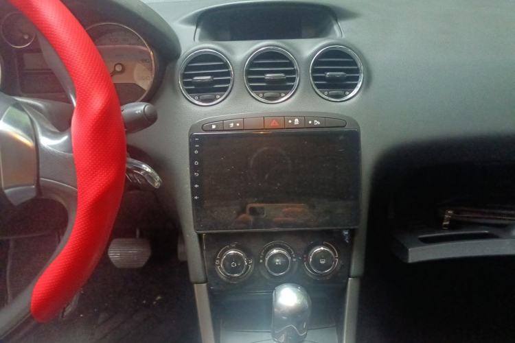 Used Peugeot 408 2013 2.0L Automatic Comfort Edition Center Console