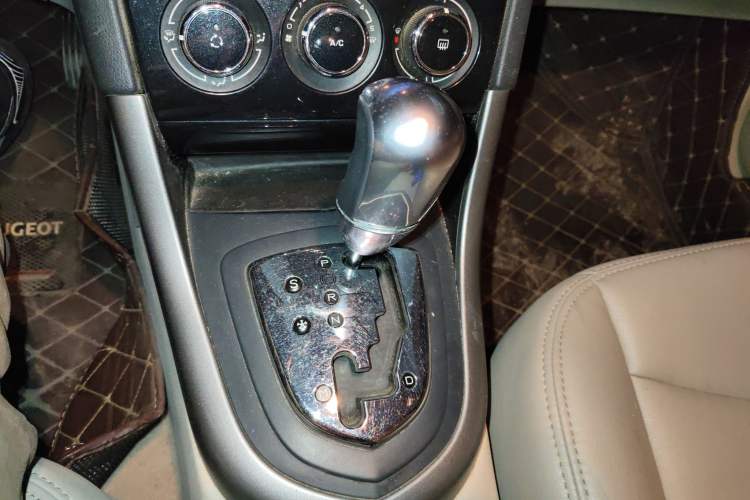 Used Peugeot 408 2013 1.6L Automatic Comfort Edition Gear Lever