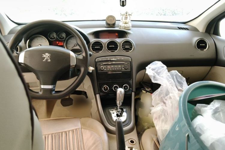 Used Peugeot 408 2013 2.0L Automatic Comfort Edition Center Console