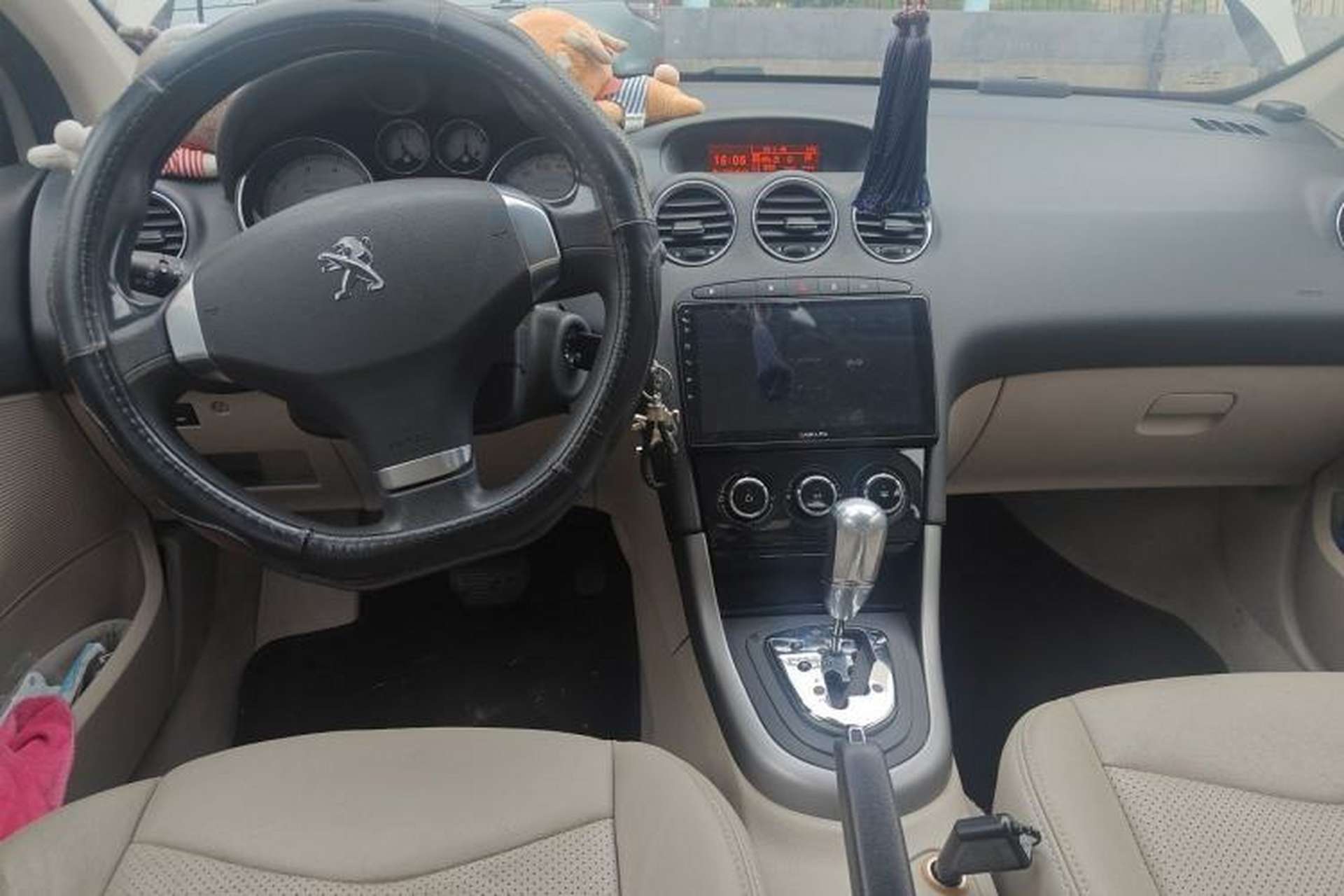 Used Peugeot 408 2013 2.0L Automatic Comfort Edition Center Console