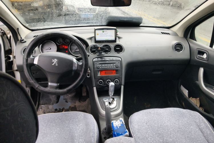 Used Peugeot 408 2013 2.0L Automatic Comfort Edition Center Console