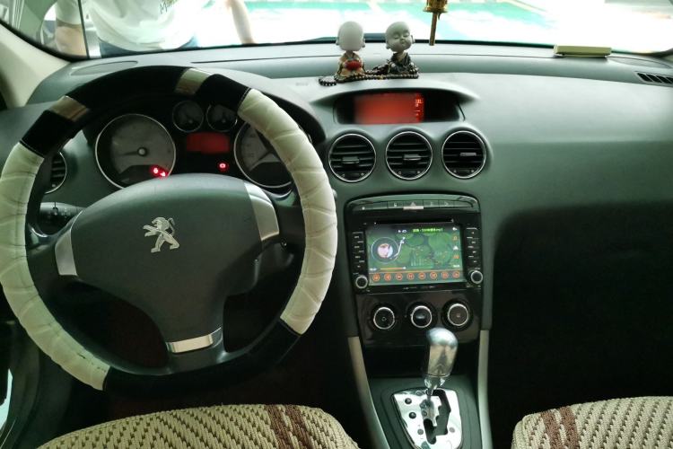 Used Peugeot 408 2013 2.0L Automatic Comfort Edition Center Console