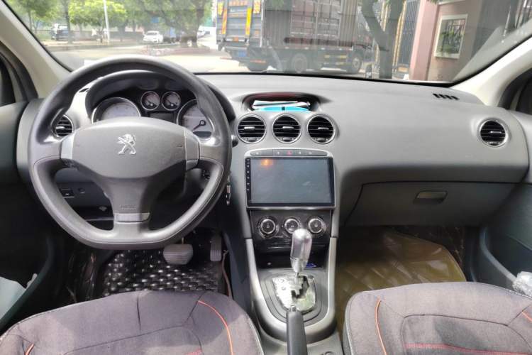 Used Peugeot 408 2013 2.0L Automatic Comfort Edition Center Console