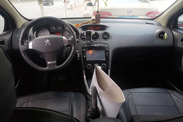 Used Peugeot 408 2013 2.0L Automatic Comfort Edition Center Console