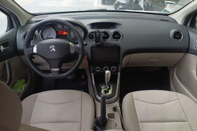 Used Peugeot 408 2013 1.6L Automatic Comfort Edition Center Console