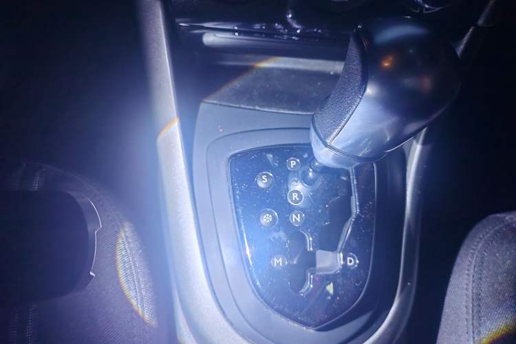 Used Peugeot 408 2013 2.0L Automatic Comfort Edition Gear Lever