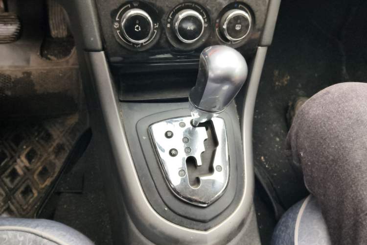 Used Peugeot 408 2013 2.0L Automatic Comfort Edition Gear Lever