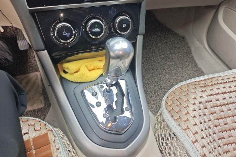 Used Peugeot 408 2013 2.0L Automatic Comfort Edition Gear Lever