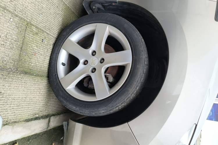 Used Peugeot 408 2013 2.0L Manual Comfort Edition Right Front Wheel Hub