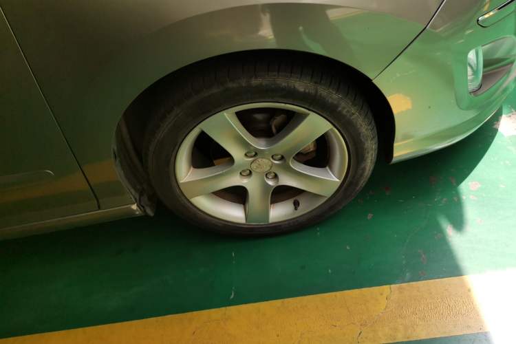 Used Peugeot 408 2013 2.0L Automatic Comfort Edition Right Front Wheel Hub